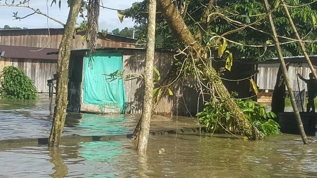 Los caseríos El Tambor y Santero se encuentran aislados del casco urbano de Chimá y el camino que los une colapsó por esta emergencia. Foto: Colprensa