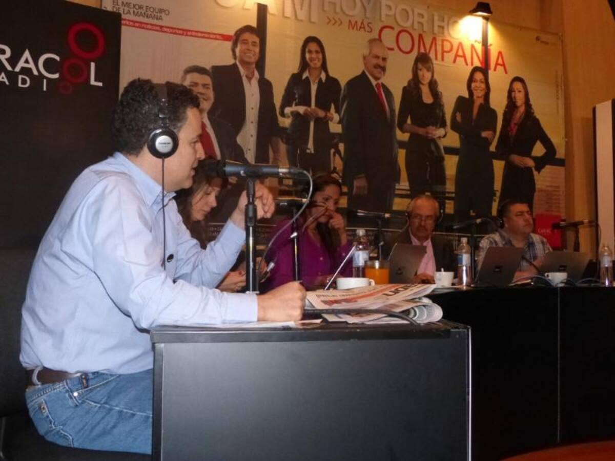 Darío Arizmendi y su equipo desde la ciudad más innovadora del mundo, mostrando lo mejor de Antioquia y sus gentes. Foto: Caracol Radio.