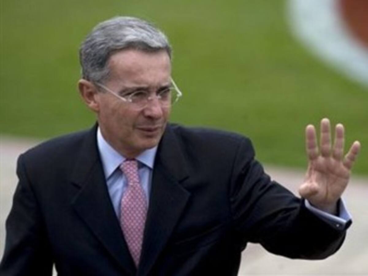 Álvaro Uribe analiza conformar una lista al Congreso por fuera de La U