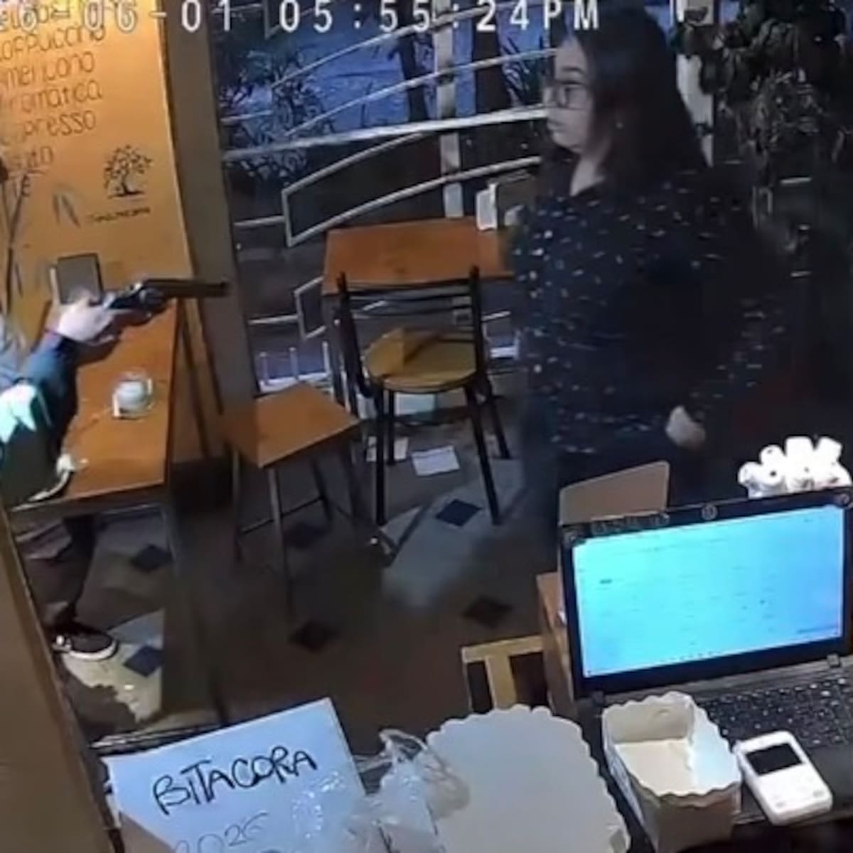 Violento atracó en una cafetería en Bogotá: en menos de 1 minuto se llevaron todo