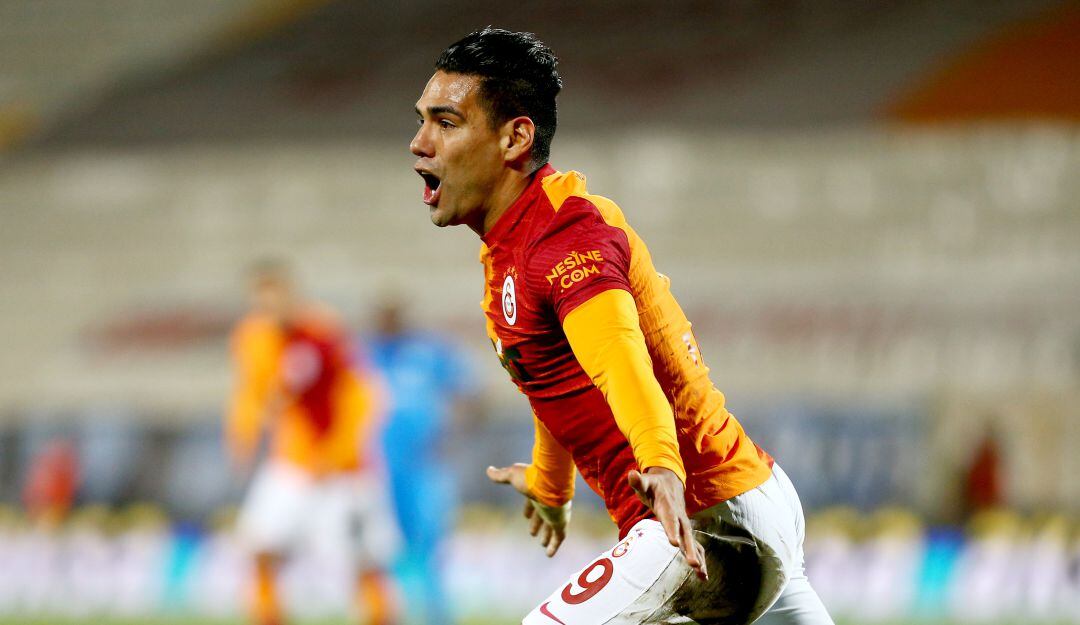 Radamel Falcao seguirá en Galatasaray según un directivo.