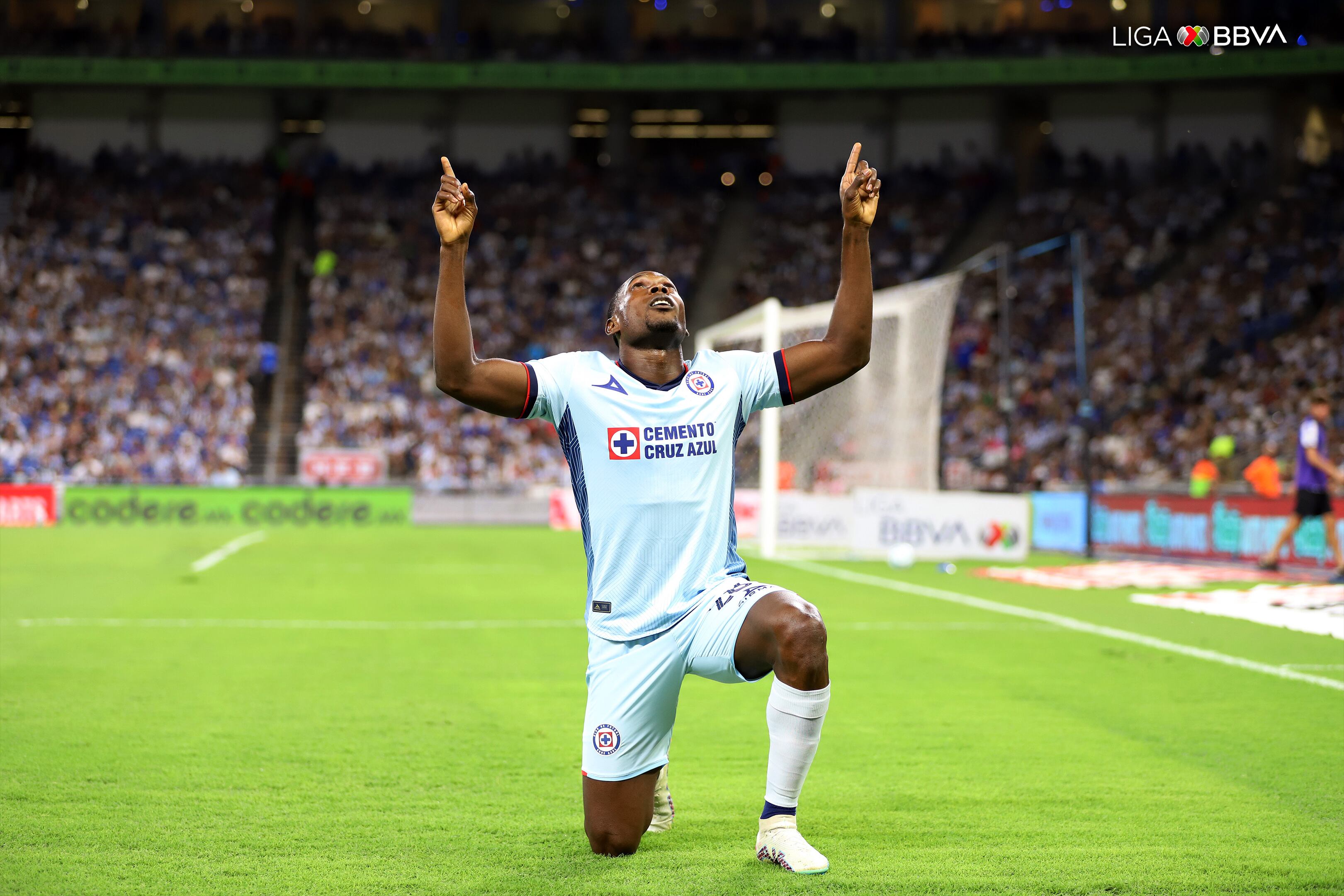 Diber Cambindo festeja su segundo tanto con el Cruz Azul / Twitter: @LigaBBVAMX