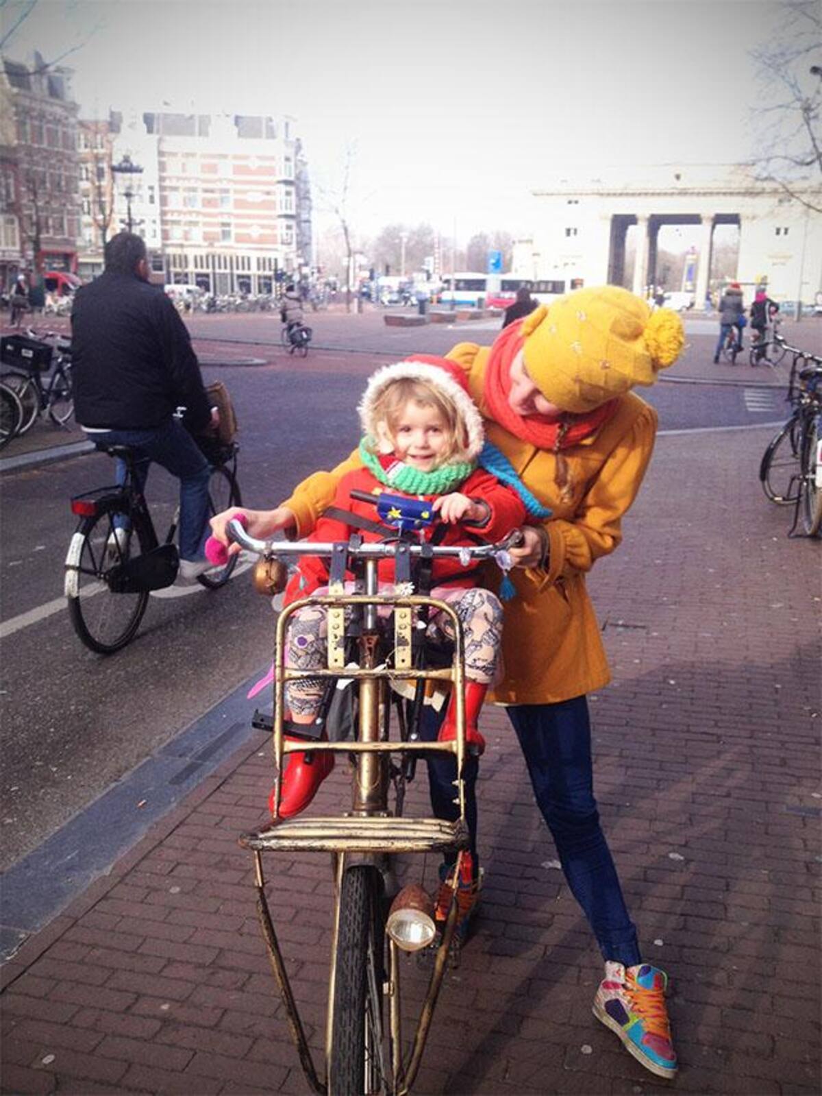 En la página cyclechicrepublic.com hay fotos de personas de diferentes ciudades del mundo que se han unido a la moda de movilizarse en bicicleta con estilo.