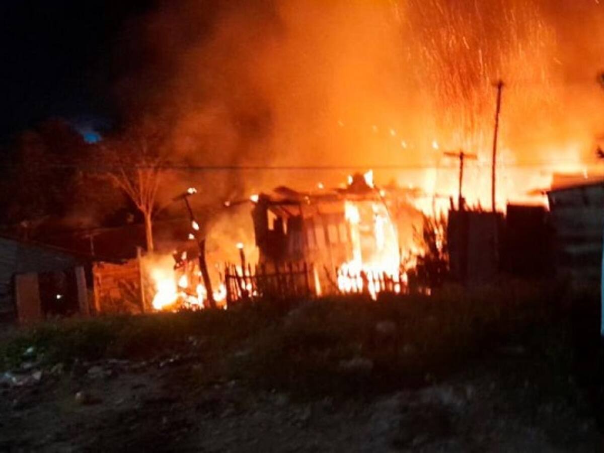Mujer celosa prendió fuego a un colchón y causó incendio que afectó a tres casas