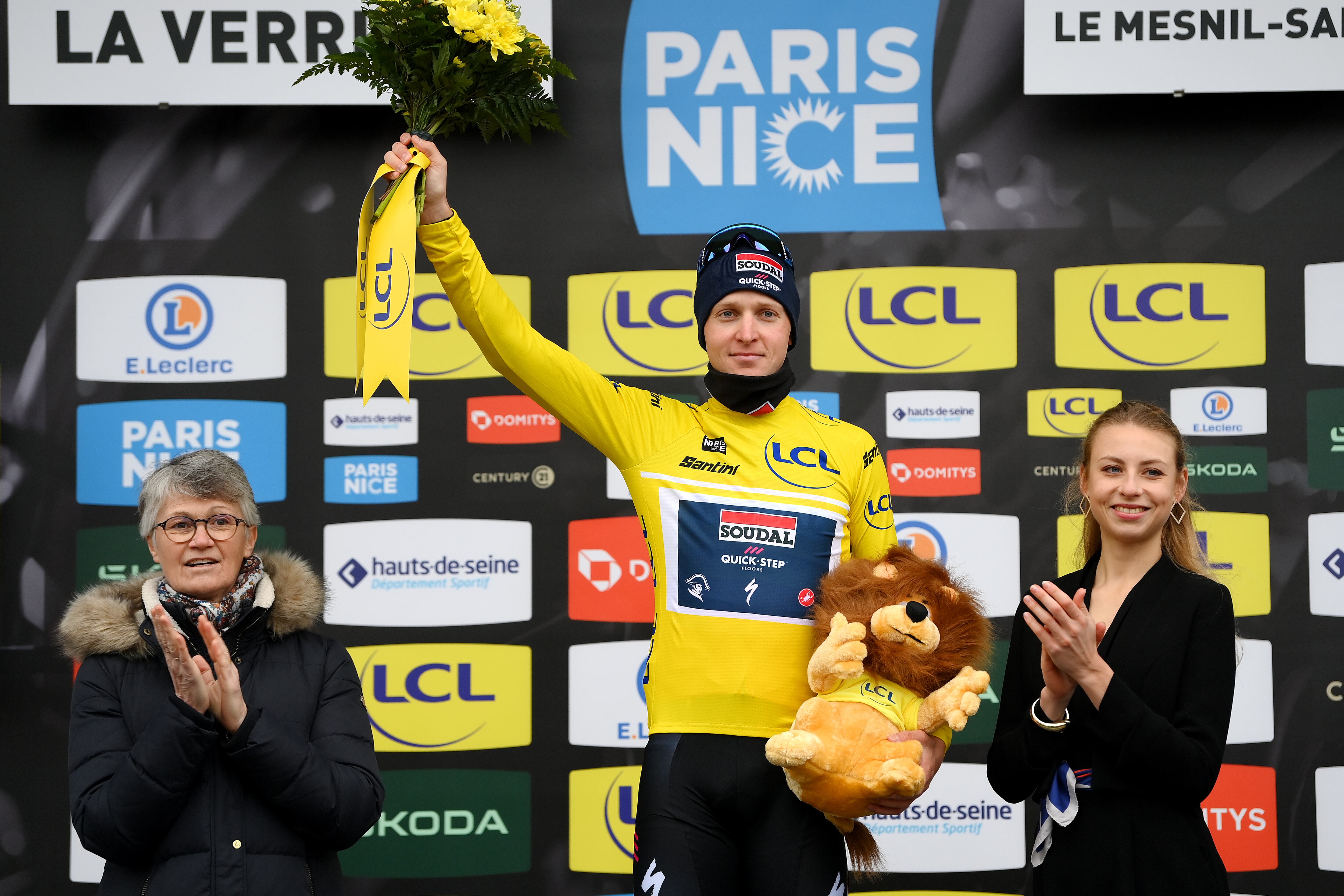 Tim Merlier celebra como primer líder de la París-Niza. (Photo by Alex Broadway/Getty Images)