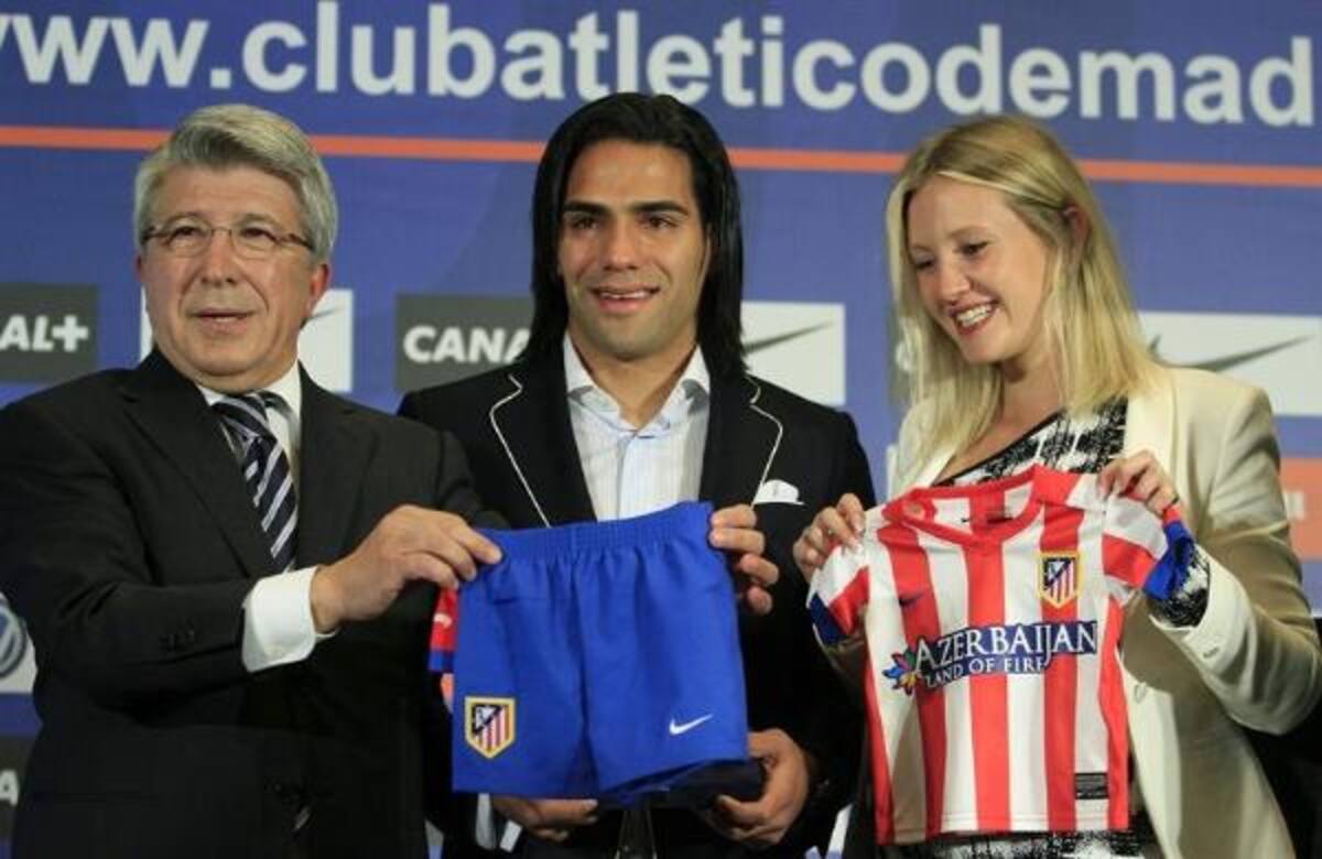 Enrique Cerezo, Falcao y sue sposa Lorelei en la despedida del colombiano. Foto: EFE