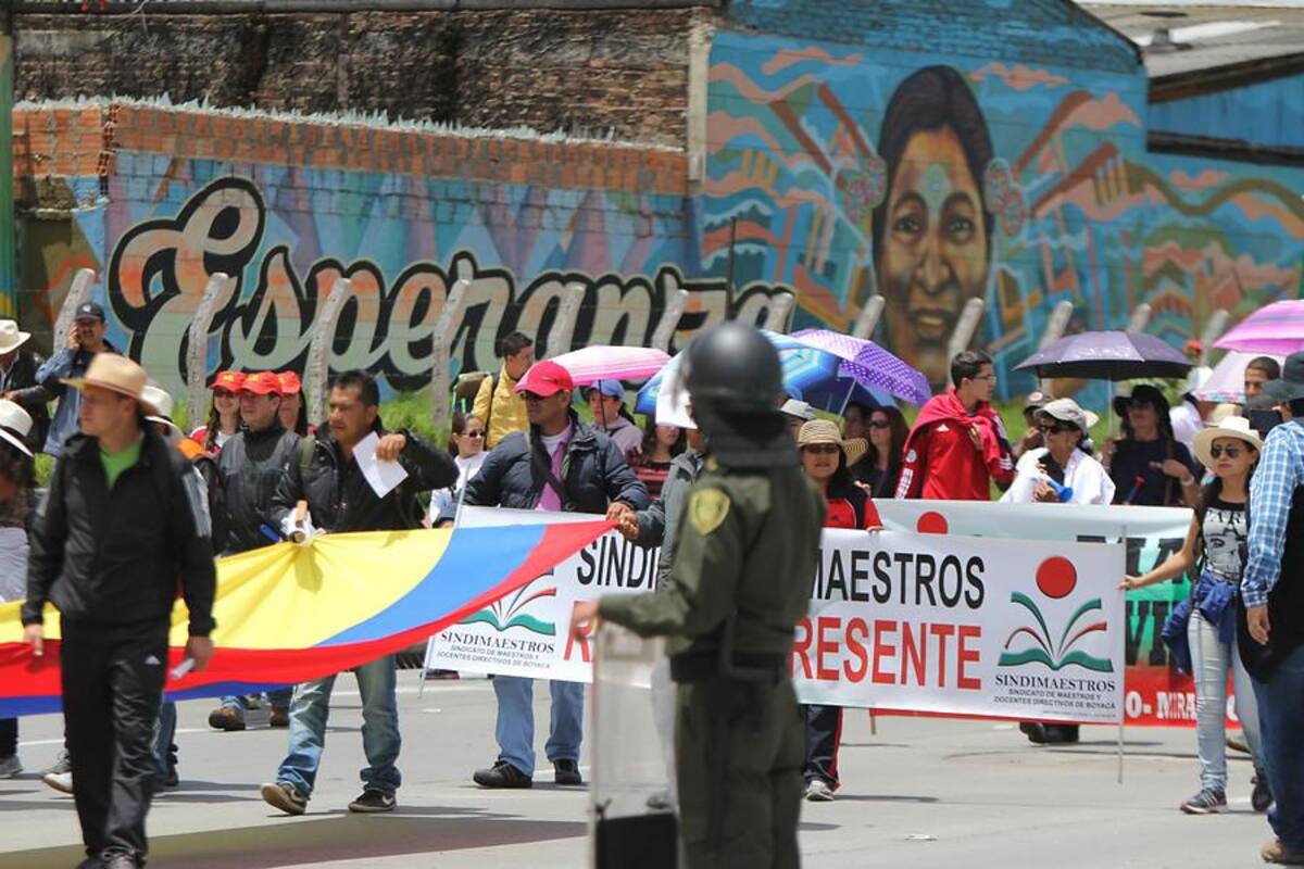50.000 educadores de todas las regiones del país se dirigen al Ministerio de Educación, ubicado en la capital colombiana, apara manifestar su preocupación frente al acuerdo al que llegó el Gobierno con Fecode.