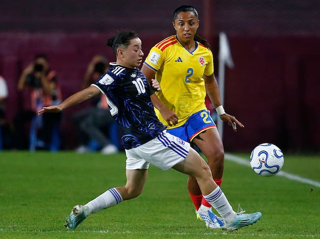 LANUS, ARGENTINA - APRIL 18: Maricel Pereyra (L) of Argentina and Manuela Vanegas of Colombia fight for the ball during a Conmebol Women's Nations League match between Argentina and Colombia at Estadio Ciudad de Lanus (La Fortaleza) on April 18, 2026 in Lanus, Argentina. (Photo by Marcos Brindicci/Getty Images)