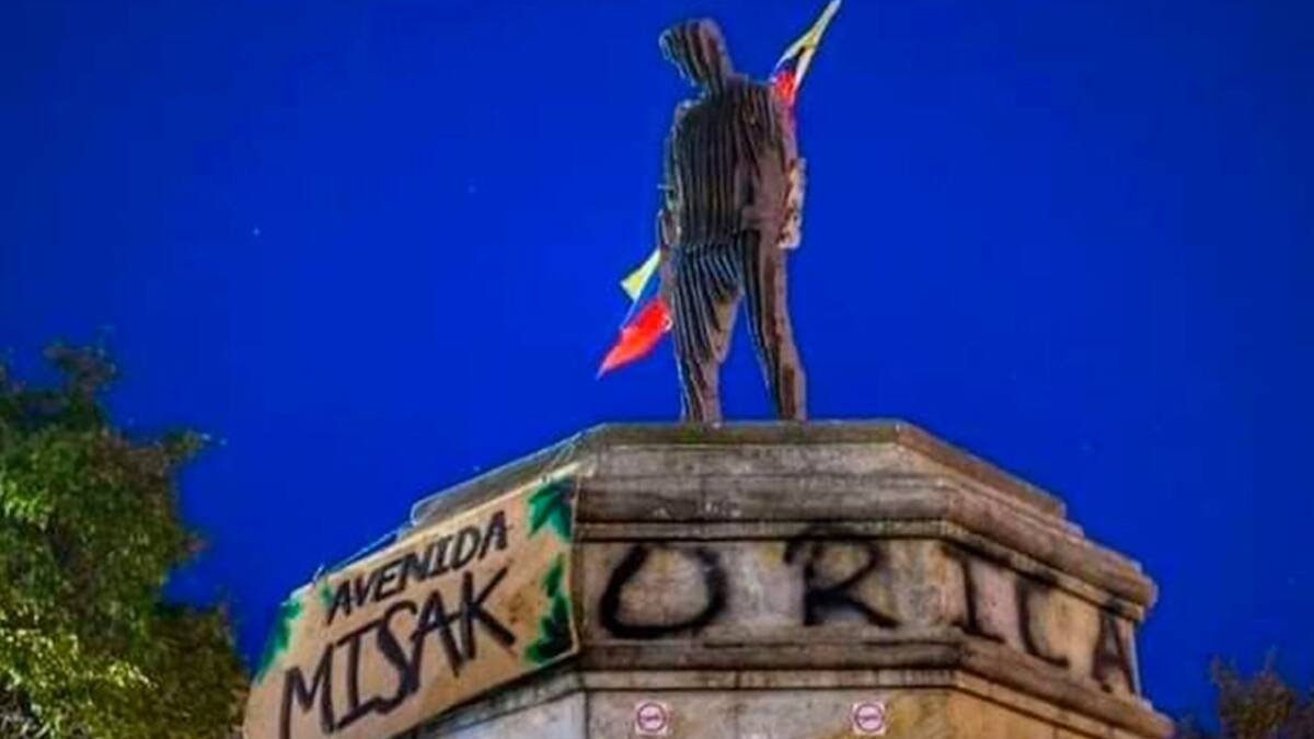 Bajan estatua de Dilan Cruz que habían puesto en la Plazoleta del Rosario