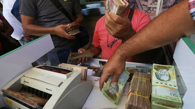Cualquier pequeña transacción requiere en Venezuela portar una gran cantidad de billetes. Foto: BBC Mundo