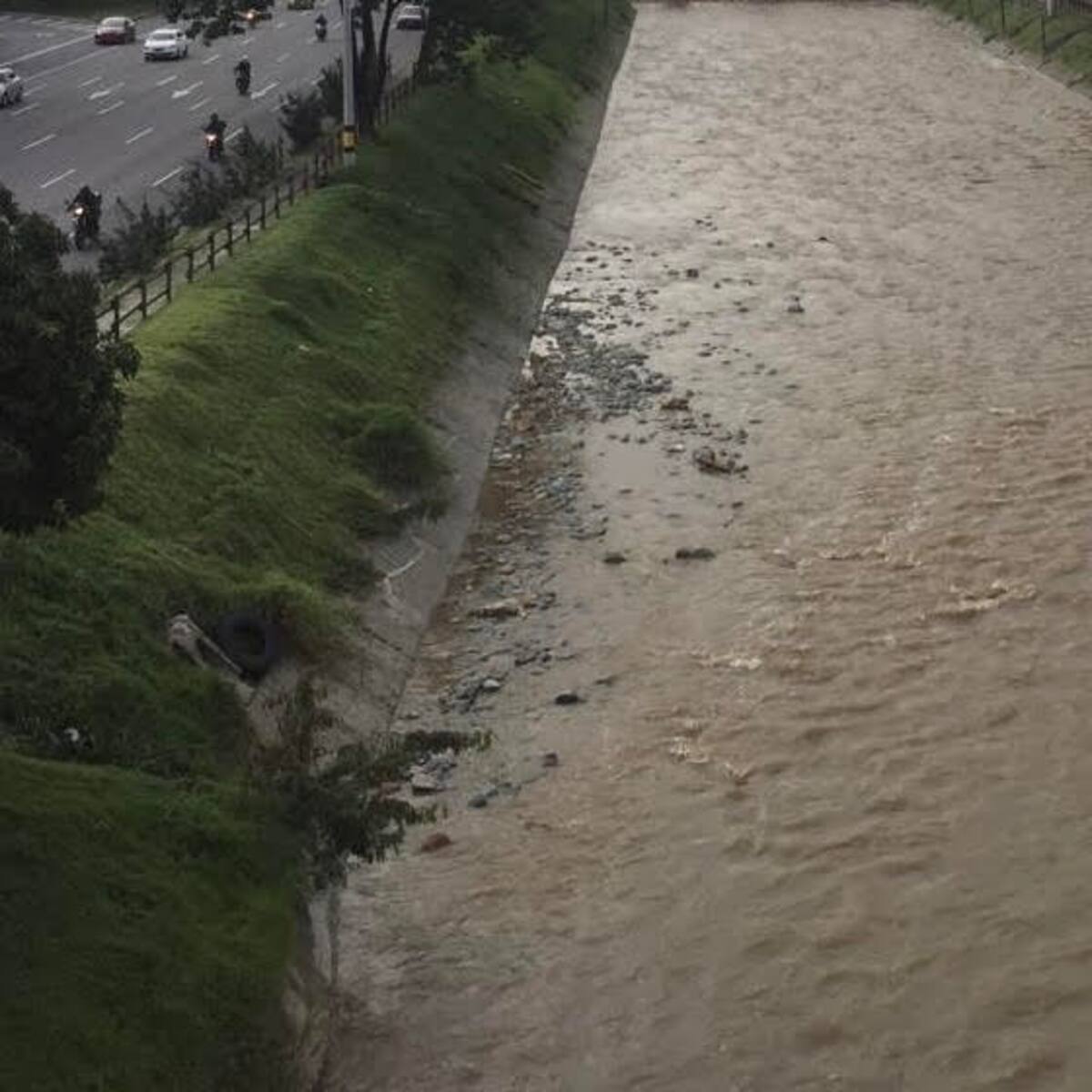 Buscan a dos habitantes de calle que al parecer fueron arrastrados por una quebrada en Medellín