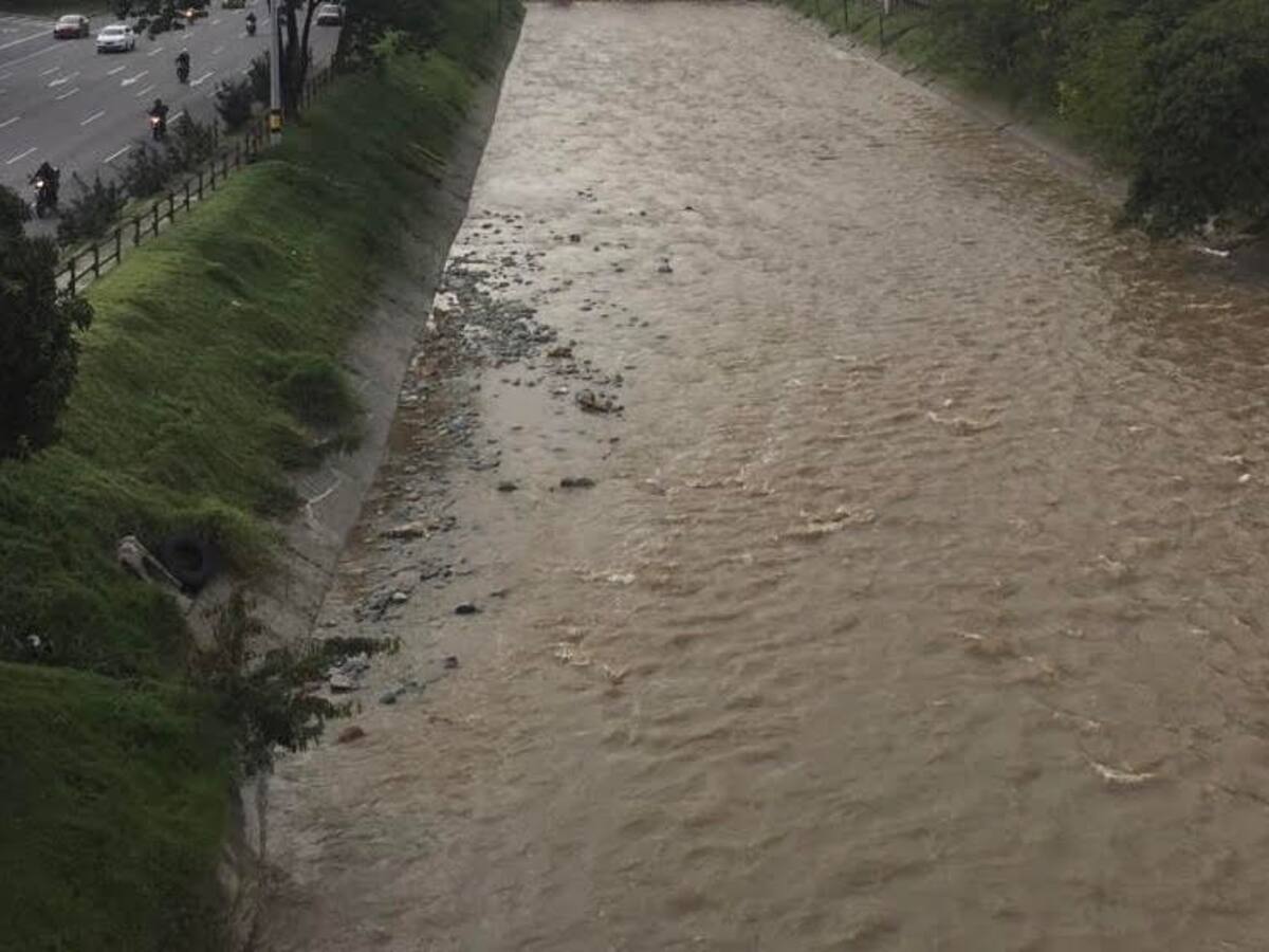 Hallaron el cuerpo de un hombre, aún sin identificar, en aguas del río Medellín