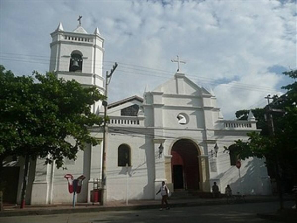 Maestros provisionales de Santa Marta se toman la Catedral ante anuncio de despido