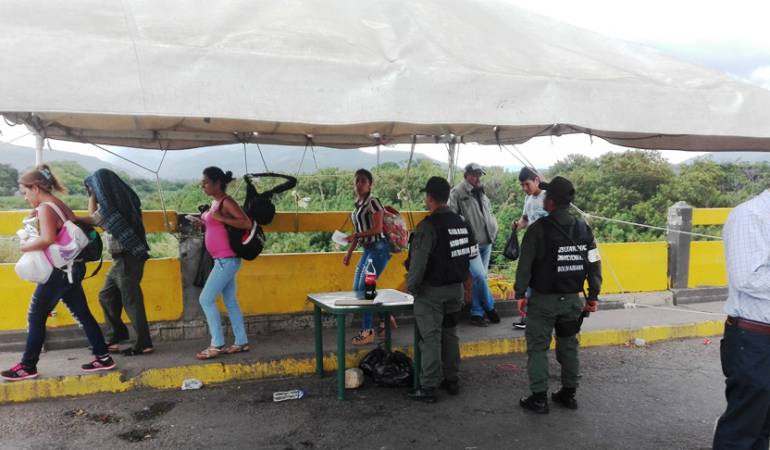 Autoridades venezolanas permitirán paso por 12 horas en puentes internacionales