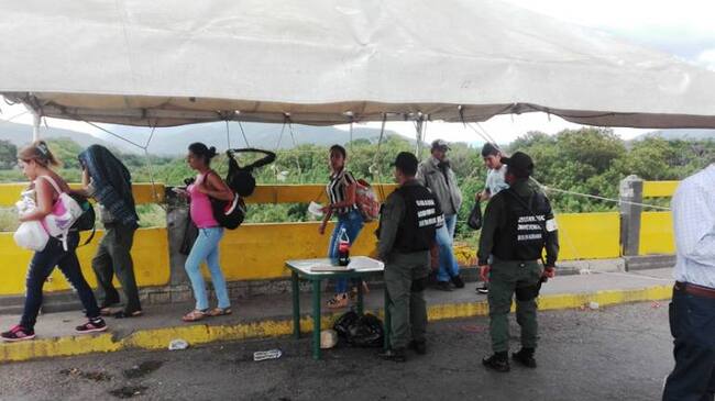 Autoridades venezolanas permitirán paso por 12 horas en puentes internacionales