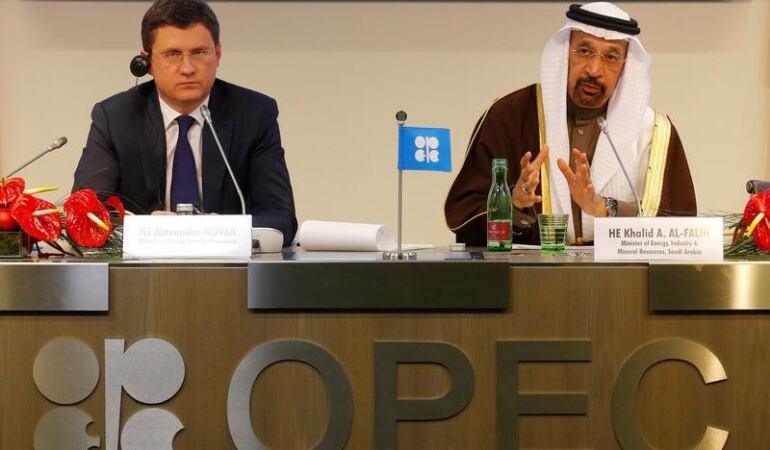 Ministros de Energía de Rusia, Alexander Novak, y de Arabia Saudita, Khalid al-Falih. Los precios del petróleo se disparan luego de que productores de la OPEP y otros que no pertenecen al grupo llegaron al primer acuerdo.