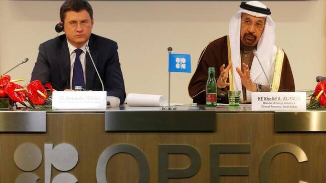 Ministros de Energía de Rusia, Alexander Novak, y de Arabia Saudita, Khalid al-Falih. Los precios del petróleo se disparan luego de que productores de la OPEP y otros que no pertenecen al grupo llegaron al primer acuerdo.