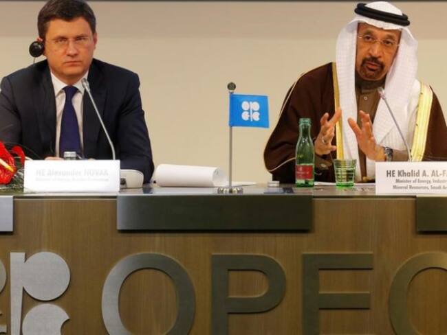 Ministros de Energía de Rusia, Alexander Novak, y de Arabia Saudita, Khalid al-Falih. Los precios del petróleo se disparan luego de que productores de la OPEP y otros que no pertenecen al grupo llegaron al primer acuerdo.