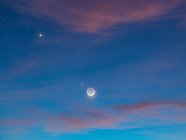 la conjunción de los planetas de la Luna (con brillo de la tierra), Venus y Júpiter / Getty Images