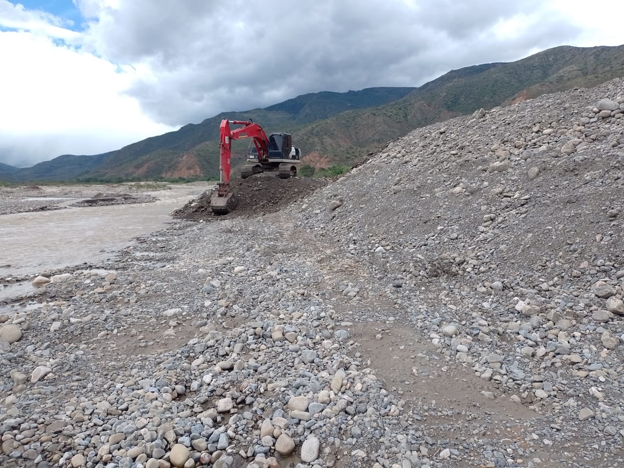 Se realiza actualmente el dragado del río Ambicá.