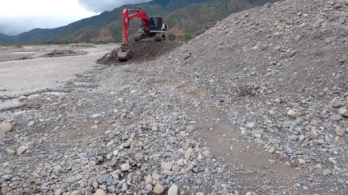En Colombia-Huila rehabilitan vía afectada por el río Ambicá