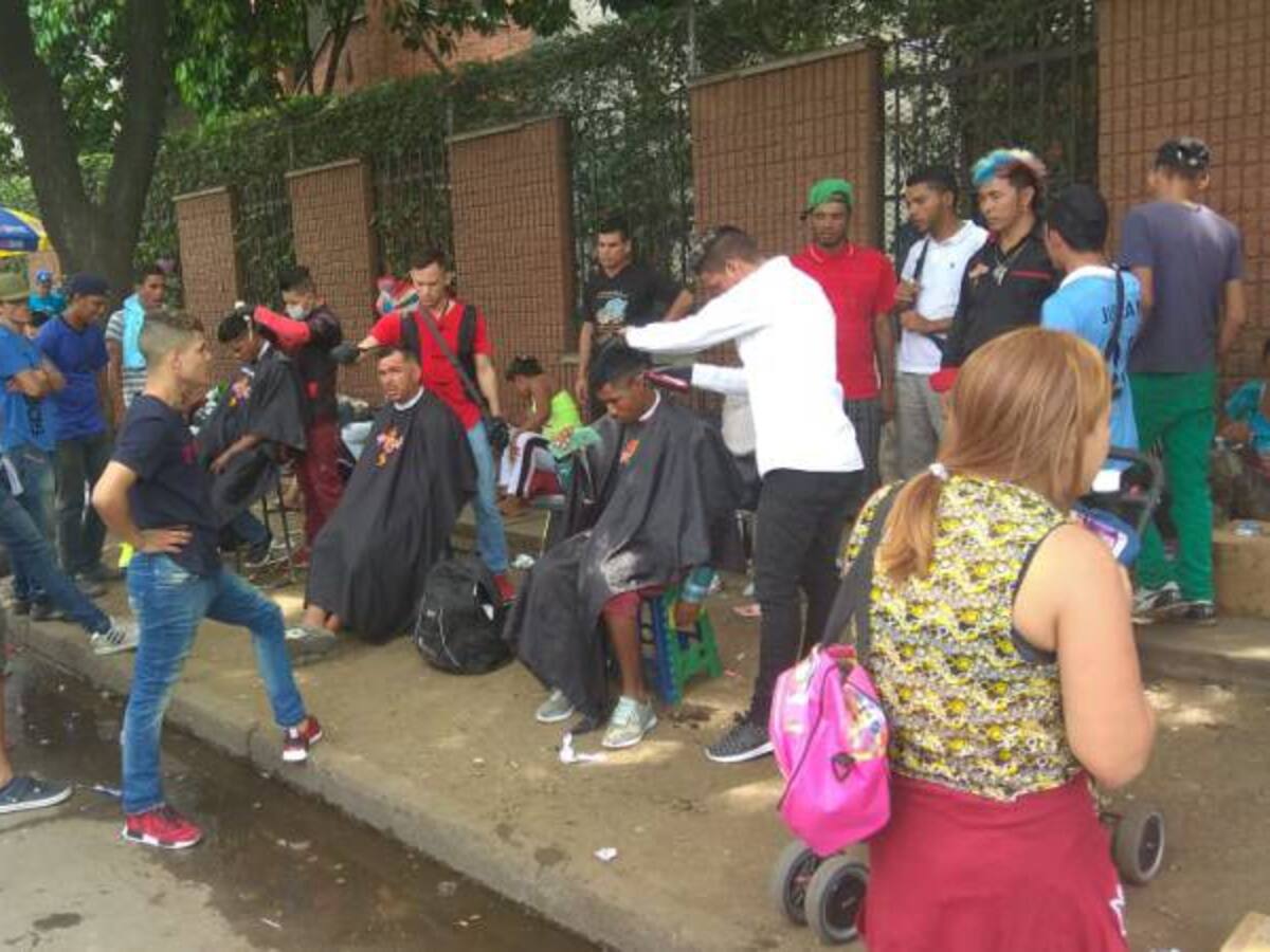 Con letreros ajados por el viento se identifican venezolanos en Cali