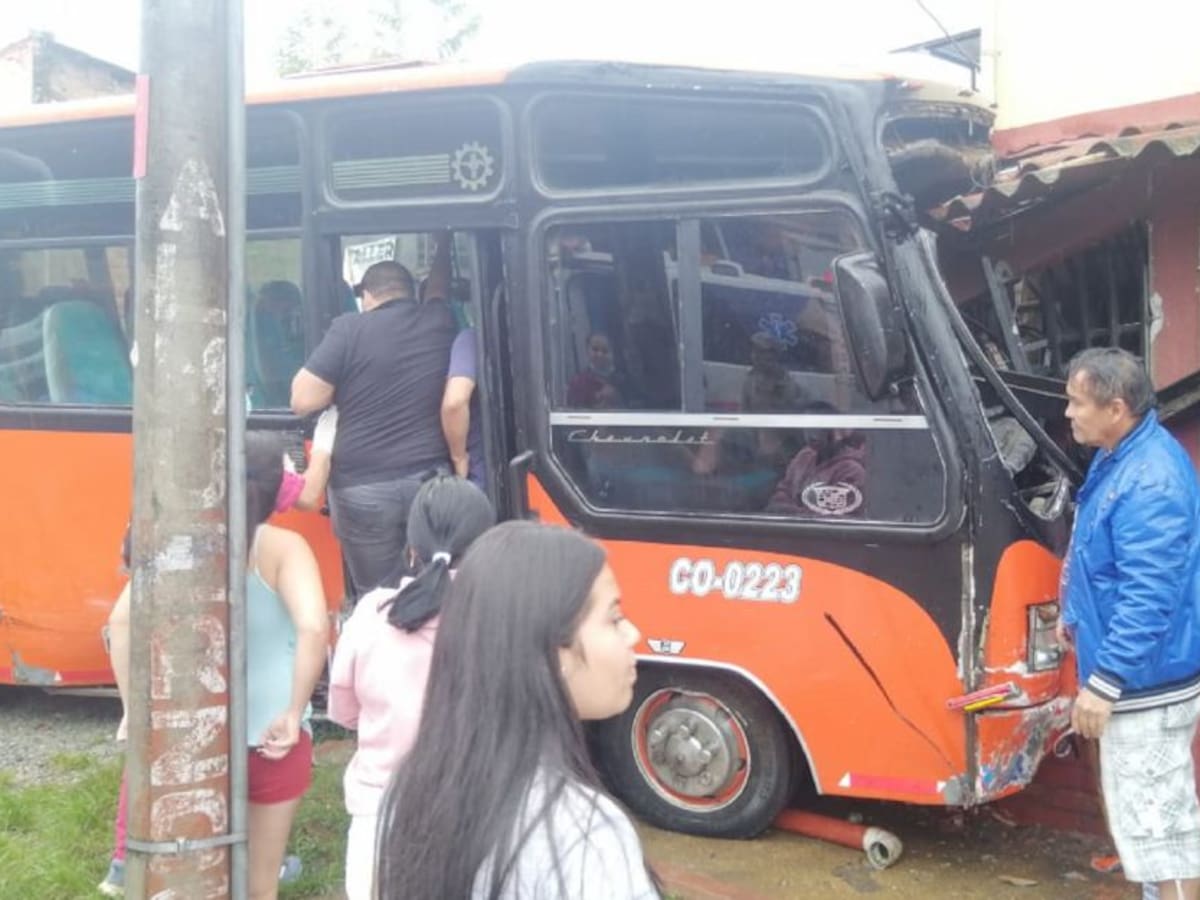 Aparatoso accidente de tránsito en la avenida del Sur en Ibagué