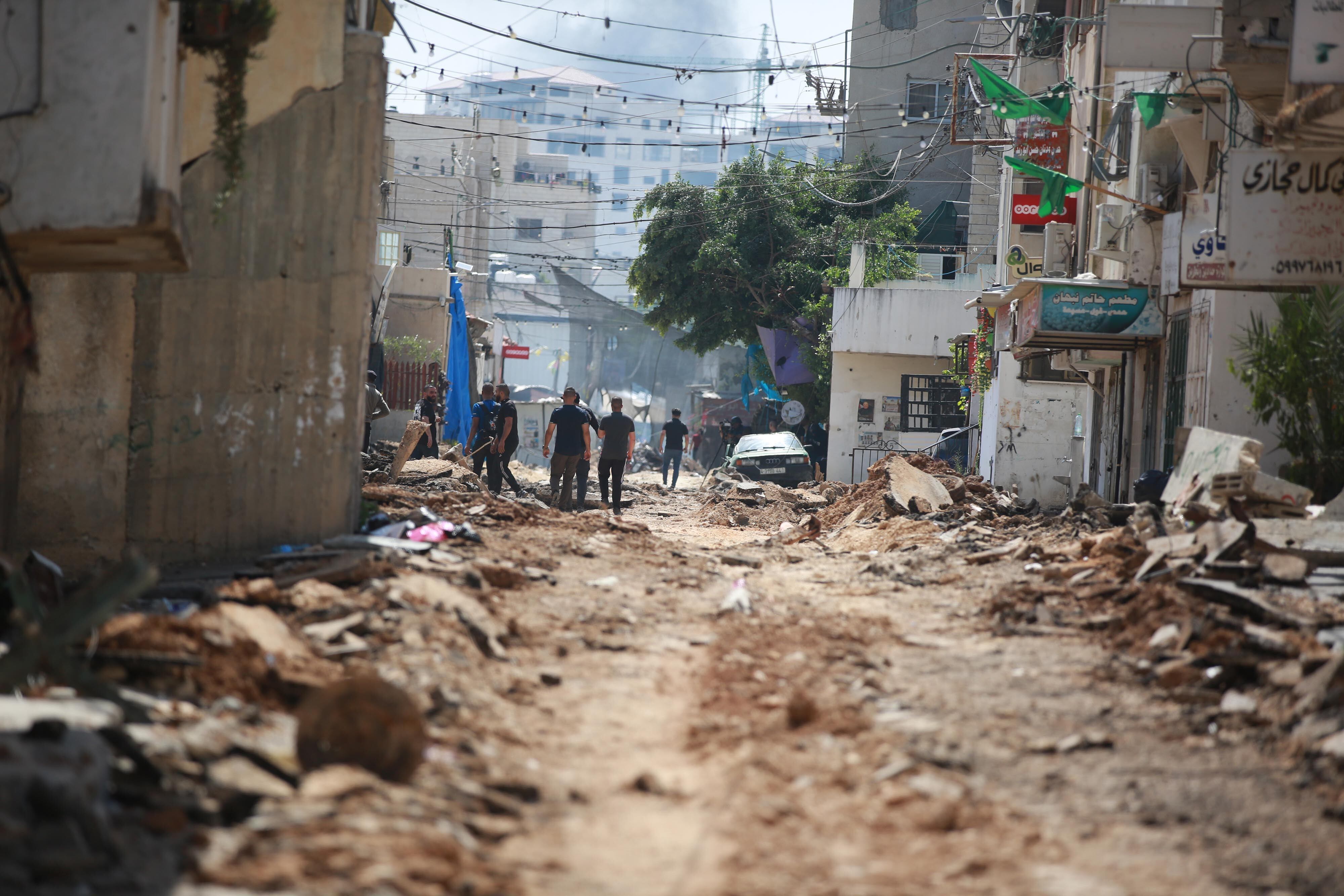 Palestinos caminan en la región de Yenín tras el bombardeo de Israel en la ciudad. 
(Foto: Issam Rimawi/Anadolu Agency via Getty Images)