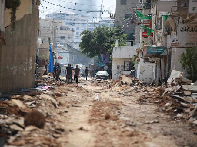 Palestinos caminan en la región de Yenín tras el bombardeo de Israel en la ciudad. 
(Foto: Issam Rimawi/Anadolu Agency via Getty Images)