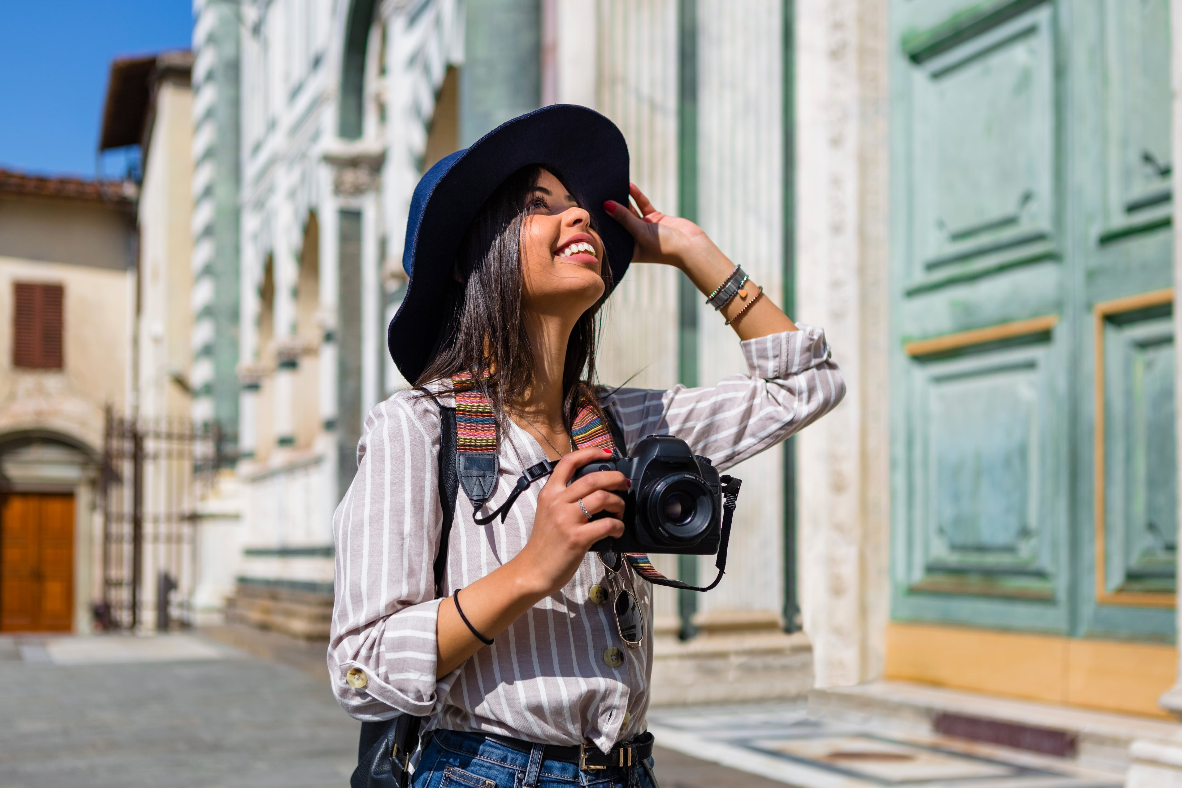 Mujer turista explorando nuevos destinos (Foto vía Getty Images