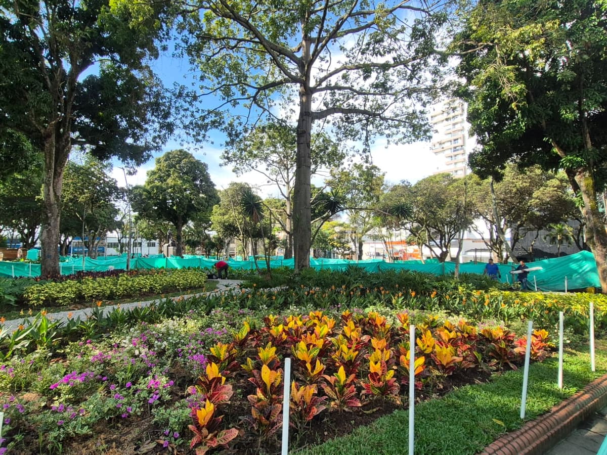El nuevo parque Bolívar de Bucaramanga, lleno de flores, será inaugurado este primero de octubre
