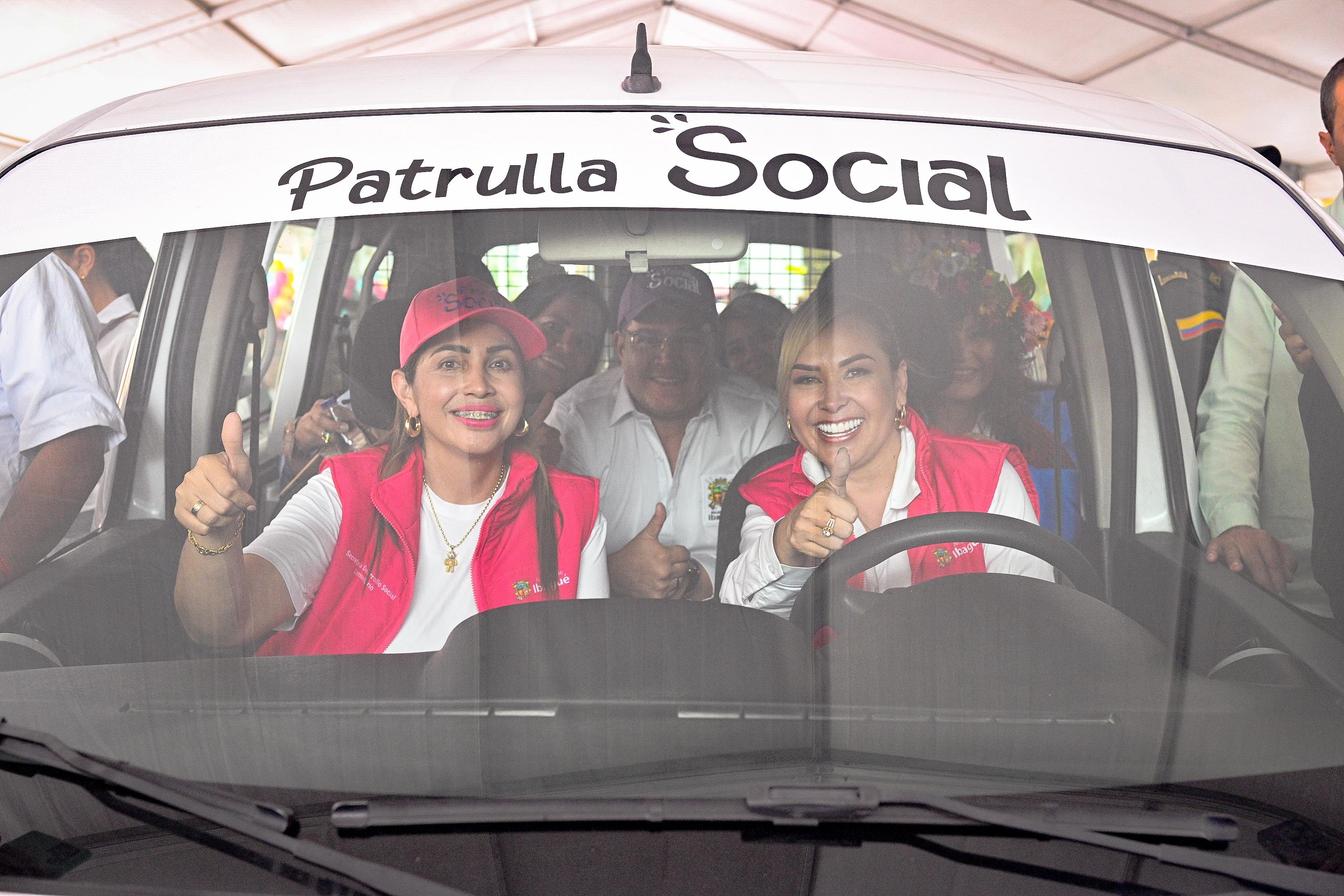 La alcaldesa de Ibagué, Johana Aranda, junto a la secretaria de desarrollo social y comunitario, Carolina Hurtado Barrera.