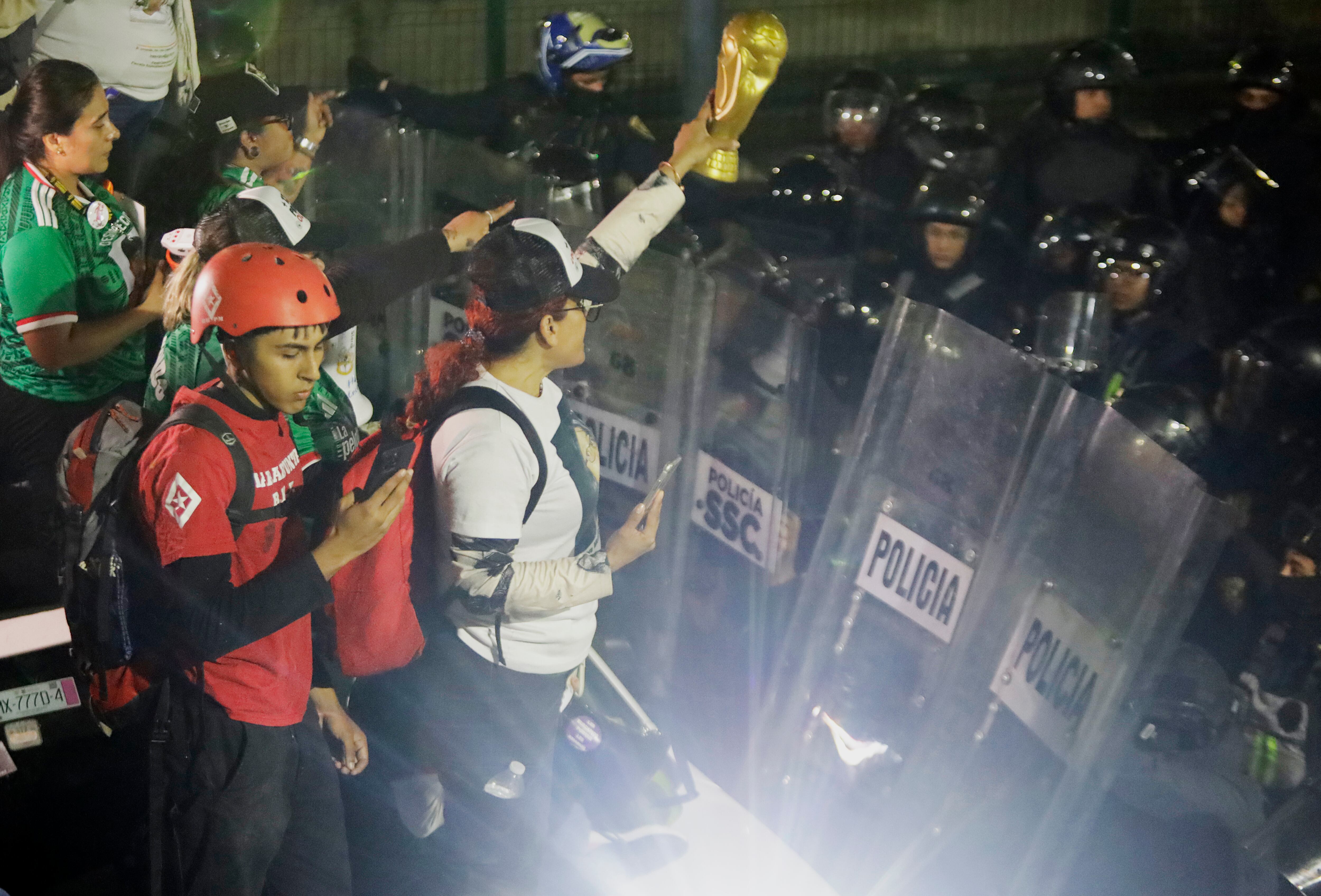 Presencia policial ante manifestaciones durante la inauguración del Mundial de Fútbol.
(foto: Gerardo Vieyra/NurPhoto via Getty Images)