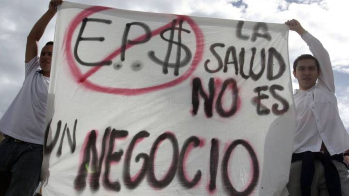 Plantón frente a la sede administrativa de la EPS Salud Total en Pereira