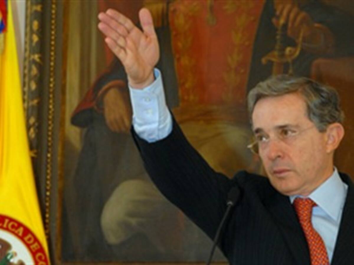 El País de España critica escándalos del gobierno Uribe y el favoritismo para una reelección