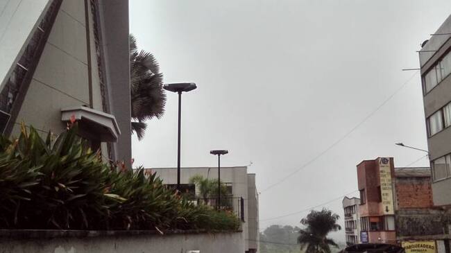 Desde las 5:20AM hasta las 9:00AM Toda la información local en Caracol Radio