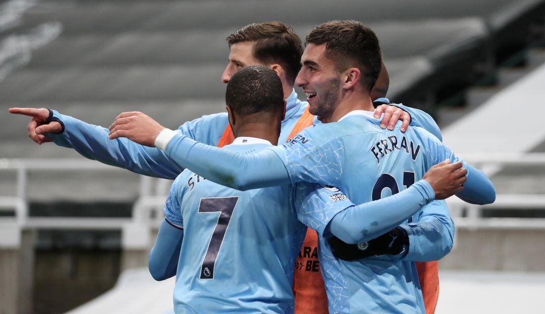 El español Ferrán Torres festeja uno de sus tres goles de la tarde.