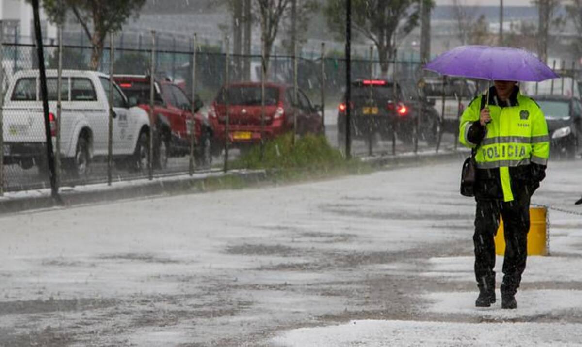 El barrio más afectado por el granizo es Alamos Norte, que presenta grandes cantidades de hielo en las calles y encharcamientos en sus vías.
