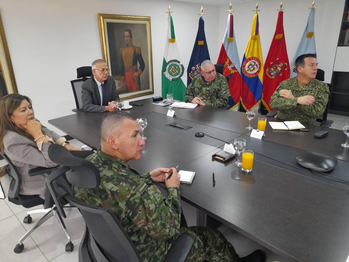 Primera reunión entre la nueva Fiscal y el Ministro de Defensa con la Cúpula Militar