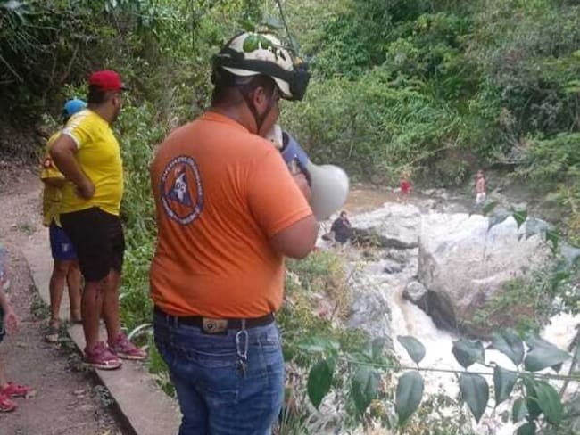 Rescatan 11 personas atrapadas en creciente del Río de Oro