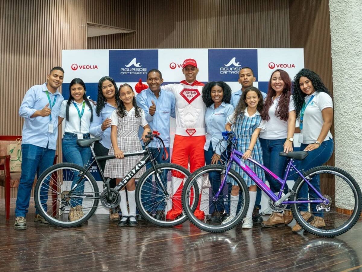 Acuacar y Veolia Cartagena premiaron al estudiante ganador de “Alrededor de Iberoamérica"