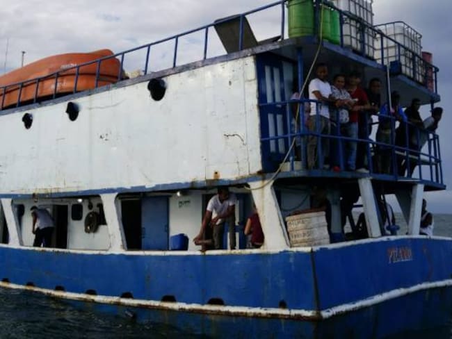 53 pasajeros de una embarcación de cabotaje rescatados en el pacífico