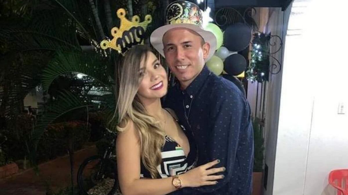 Paula Durán y Sergio Vega durante celebración de Año Nuevo 2022 / Foto: @sergiovega228711