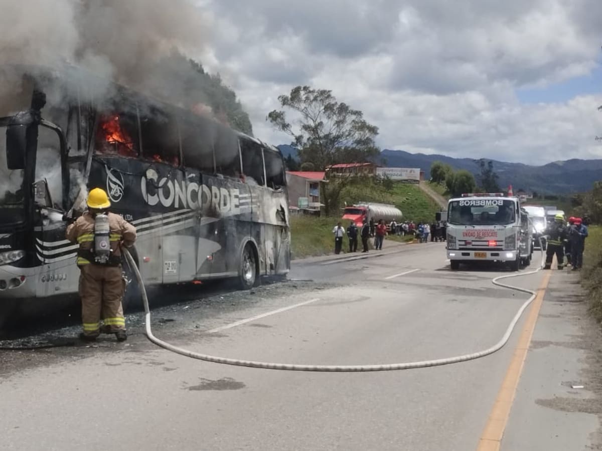 Incendio consumió más del 80% de un bus que cubría la ruta Sogamoso - Bogotá