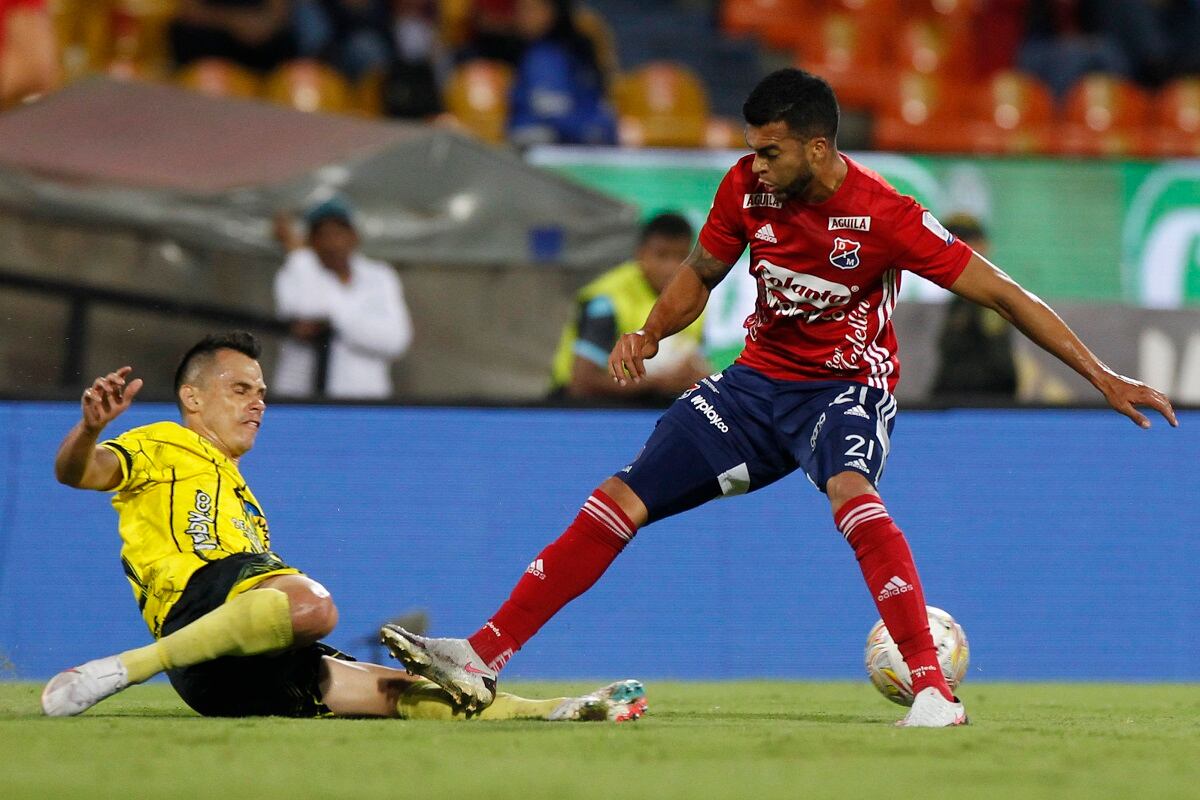 Juan Guillermo Arboleda disputa una pelota en el mediocampo / Diario AS.