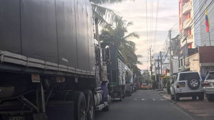 Personas claman ayuda para arribar a Bucaramanga luego de derrumbe en vía a Pamplona