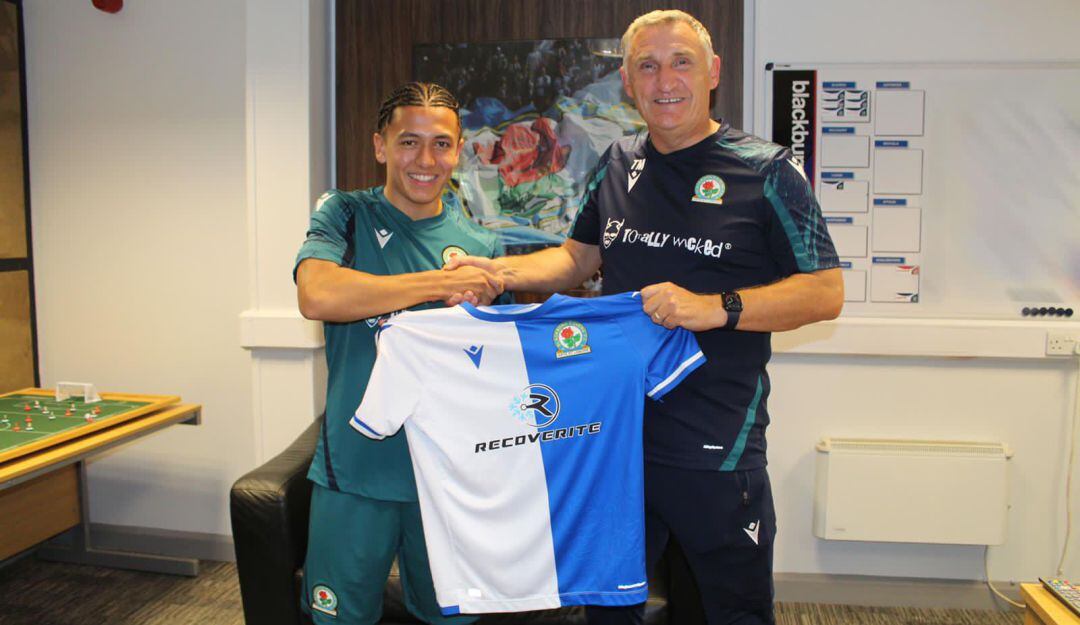 Ian Carlo Poveda y el técnico del Blackburn Tony Mowbray