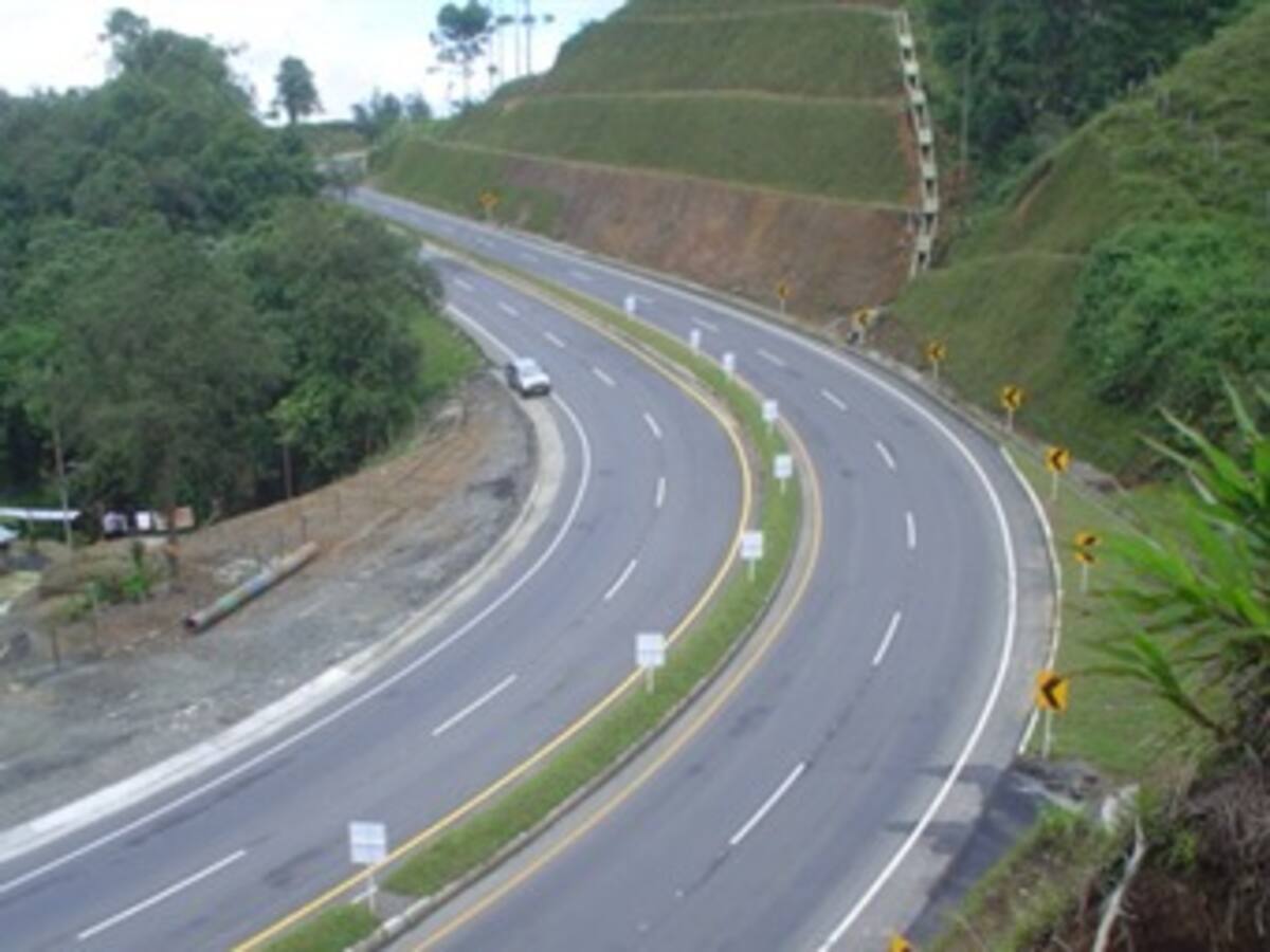 En medio de polémica entre Gobierno y uribistas, avanzó ley de infraestructura