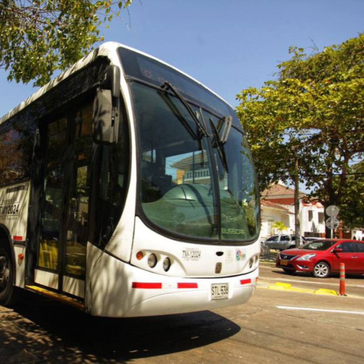 Investigan muerte de hombre que cayó de un bus alimentador de Transmetro