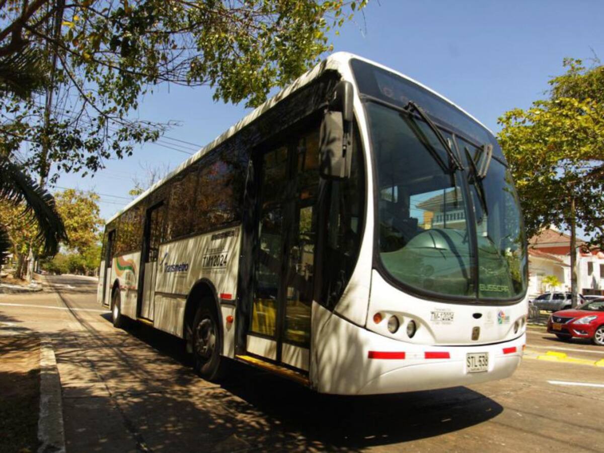 Investigan muerte de hombre que cayó de un bus alimentador de Transmetro